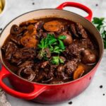 🇨🇱🍽️ ¡Deléitate con esta deliciosa receta de Boeuf Bourguignon en Chile! Preparación paso a paso