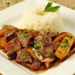 🇵🇪🍽️ ¡Deléitate con esta deliciosa receta de Lomo Saltado peruano! 🥩🌶️